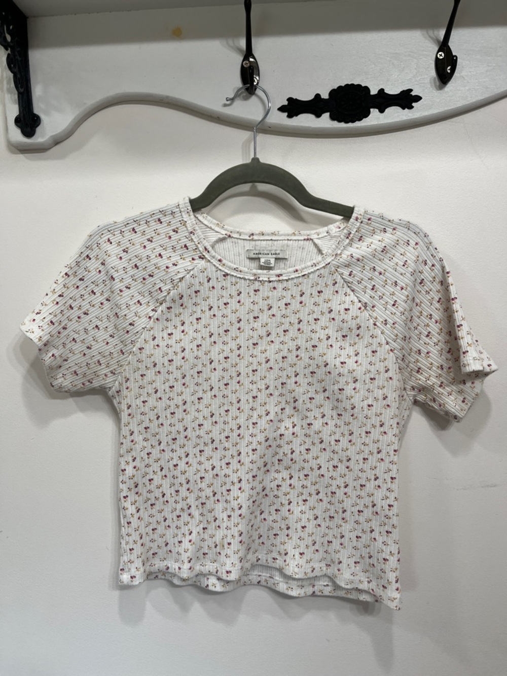 💐5/25$ American Eagle Outfitters White Ribbed Tee Floral Print size large